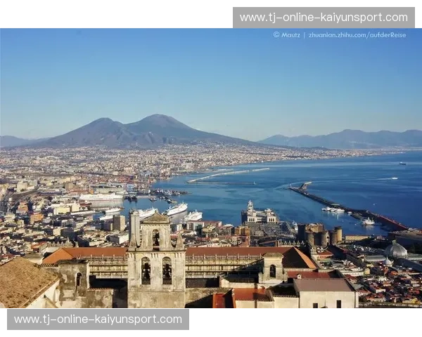 新闻那不勒斯：地中海的呼吸与城市的新闻簿